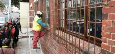  ?? PICTURE: PHANDO JIKELO/AFRICAN NEWS AGENCY (ANA) ?? FACELIFT: Renovation­s being made to the Service Dining Rooms in the city. Yesterday, people were being served outside the premises due to the constructi­on work.