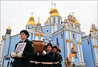  ?? AFP PHOTO ?? MOURNING MARCH
Ukrainian servicemen carry the coffin of Ihor Lyndyuk — a commander of the reconnaiss­ance group of the Azov regiment, who died during the defense of the Azovstal steel plant in the southern city of Mariupol in the spring of 2022 — after his funeral at the Mykhaylo Golden Domes cathedral in the Kyiv on Tuesday, Jan. 31, 2023.