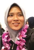  ?? CHANDRA SATWIKA/JAWA POS ?? SAMBUT: Aries Susanti Rahayu saat tiba di Bandara Soekarno-Hatta, Tangerang, kemarin.