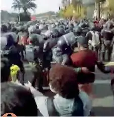  ??  ?? Fiori contro manganelli
Un filmato postato su Messenger mostra dei manifestan­ti che provano a placare la rabbia della polizia offrendo loro dei fiori