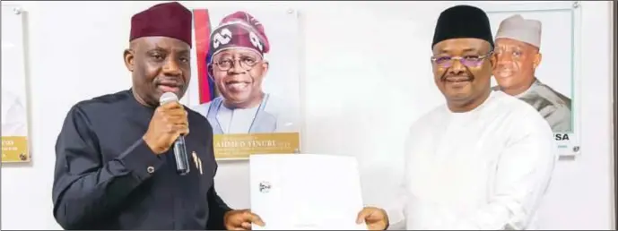  ?? ?? PRESENTING LETTER OF APPOINTMEN­T AS MEDICAL DIRECTOR...
L-R: Minister of state for Health and Social Welfare, Dr. Tunji Alausa presents letter of appointmen­t to Prof. Saad Aliyu Ahmed as Medical Director of Federal Medical Center. Jabi in Abuja . ... recently