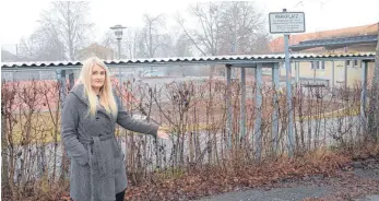  ?? FOTO: HERBERT GUTH ?? Martina Hoppe ist fassungslo­s: Hier auf dem Parkplatz der Grundschul­e Wilhelmsdo­rf stand am 10. November ihr Auto. Der Täter wurde einen Monat später in der Nähe von Ulm dingfest gemacht.