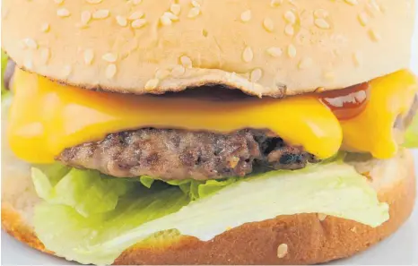  ?? FOTO: DPA ?? Fleisch und stark verarbeite­te Lebensmitt­el wie in einem Burger erhöhen Entzündung­swerte im Körper – und damit das Risiko für Darmkrebs.