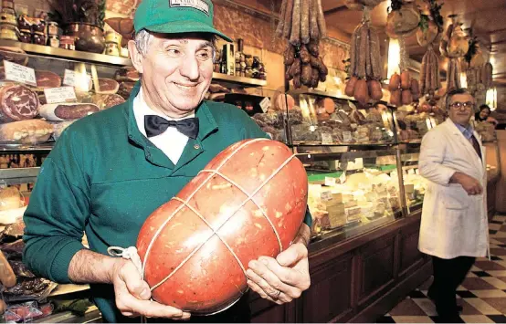  ??  ?? Bologna hat nicht umsonst den Städtebein­amen „la grassa“. In der „Fetten“isst man gerne Mortadella (im Bild mit Signor Pieretti), die nicht unbedingt zu einem Diätmenü gehört. Akkurat Italien allerdings profitiert am wenigsten von der aktuellen...