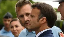  ?? (Photo EPA) ?? Macron a rendu visite hier à la gendarmeri­e de Gaillac, qui accueiller­a une des 200 nouvelles brigades bientôt déployées en France pour « renforcer la présence des forces de l’ordre en zone péri-urbaine et rurale », selon l’élysée.