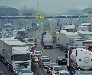  ??  ?? Traffico in tilt In occasione dei blocchi al traffico al Brennero si viaggia a passo d’uomo. Disagi per automobili­sti e lavoratori