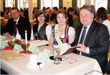  ?? Foto: Manfred Dittenhofe­r ?? Umrahmt von der Politik, links Bundestags­abgeordnet­er Reinhard Brandl und rechts Landwirtsc­haftsminis­ter Helmut Brunner, zeigten sich die Kartoffelk­önigin Jacqueline Plöckl (links) und die Spargelkön­igin Lena Hainzlmair.