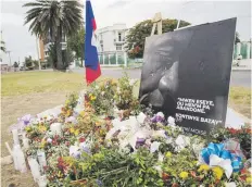  ?? efe / orlando barría ?? Este altar con flores frente al Palacio Nacional, en Puerto Príncipe, rinde homenaje al presidente Jovenel Moise, asesinado el pasado 7 de julio.