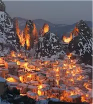  ??  ?? Sotto: il borgo innevato di Castelmezz­ano,nelle Dolomiti Lucane. A destra: il canyon creato dal torrente Raganello visto dalla Timpa di San Lorenzo,nel Massiccio del Pollino.