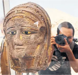  ?? AMR NABIL PHOTOS /THE ASSOCIATED PRESS ?? Archeologi­sts say they have discovered a mummificat­ion workshop dating back some 2,500 years at an ancient necropolis near Egypt's famed pyramids.