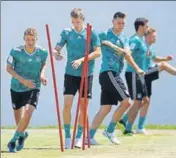  ?? REUTERS ?? Thomas Mueller (extreme left) says the heat is on Germany.