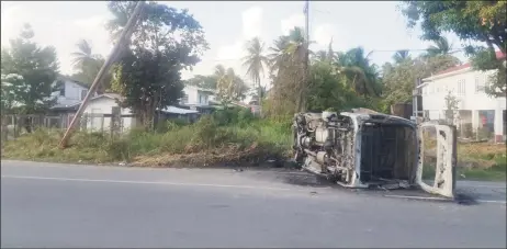  ??  ?? The charred minibus and the utility pole it crashed into.