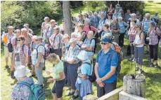  ??  ?? Kurze Pause bei der spirituell­en Wanderung rund um Klingenste­in mit Blick ins Tal in Richtung Ulm. Die Wanderer bestaunten die Gegend.