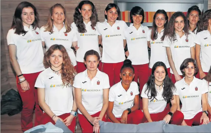  ??  ?? EL FUTURO DEL ATLETISMO FEMENINO ESPAÑOL. Todas las integrante­s de la Selección que compitiero­n en el Europeo de campo a través de Samorín (Eslovaquia).