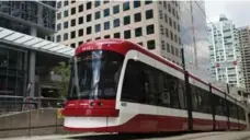  ?? ANDREW LAHODYNSKY­J/TORONTO STAR ?? Bombardier has fallen behind on manufactur­ing Toronto’s new streetcars.