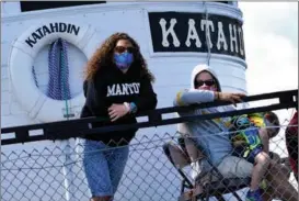  ?? ROBERT F. BUKATY / AP ?? Passengers wear face coverings to help prevent the spread of COVID-19 aboard the Katahdin steamer as the ship returns from a cruise on Aug 15, in the US town of Greenville, Maine.