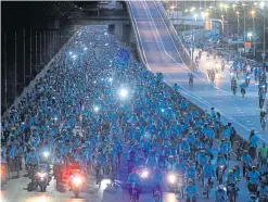  ?? THANARAK KHUNTON ?? Vibhavadi Rangsit Road is filled with blue-clad cyclists on the return leg of the 43km route in the Bike for Mom event.