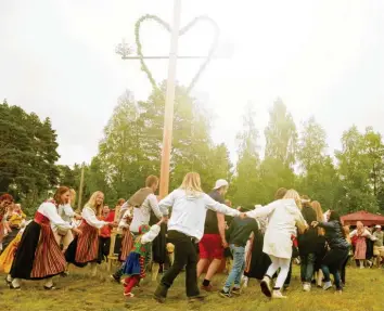  ?? Foto: Andres Kudacki, dpa ?? Mittsommer, der längste Tag des Jahres im Juni, ist das wichtigste Fest im schwedisch­en Kalenderja­hr. So ausgelasse­n wie auf unserem Foto konnten die Menschen dieses Jahr nicht feiern – im Gegenteil.