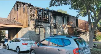  ?? PHOTO DOMINIQUE LELIÈVRE ?? Les résidents ont pu évacuer cette maison jumelée de la rue Léonard, à Sainte-foy, dimanche soir, alors qu’elle était la proie des flammes.