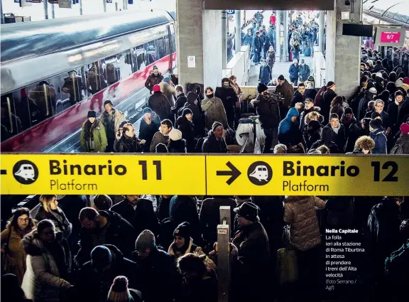  ?? (foto Serrano / Agf) ?? Nella Capitale
La folla ieri alla stazione di Roma Tiburtina in attesa di prendere i treni dell’alta velocità