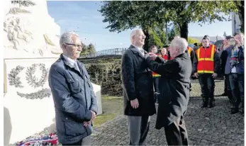  ??  ?? Les médailles ont été remises par le colonel Gautier à Gérard Baudoin (à gauche) et Roger Avannier.