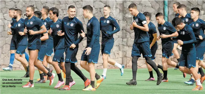  ??  ?? Cruz Azul, durante un entrenamie­nto en La Noria