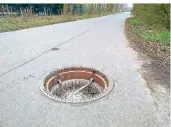  ?? FOTO: SCHULTZ ?? Hier wurde an der Straße Rönneter ein Gullydecke­l ausgehoben und mitgenomme­n.