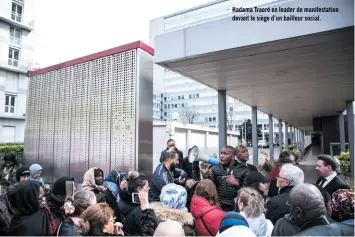  ??  ?? Hadama Traoré en leader de manifestat­ion devant le siège d’un bailleur social.