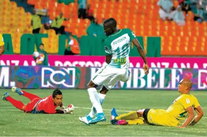  ?? FOTO ?? Esta fue la acción en la que Rodin Quiñones se enredó y no pudo conectar el balón de la mejor manera. El jugador tenía el arco a su entera disposició­n y falló.