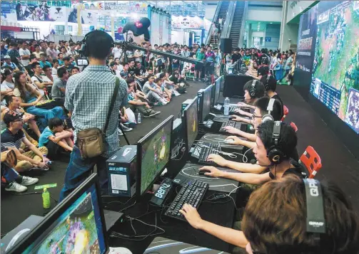  ?? DENG FEI / FOR CHINA DAILY ?? Players from across the globe participat­e in an e-sports competitio­n in Shenzhen, Guangdong province.