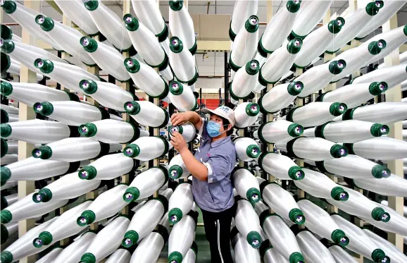  ??  ?? On November 3, 2018, a manual laborer works in a private workshop of a new materials enterprise in Shiqiao Industrial Park, Zibo City in Shandong Province.