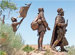  ??  ?? Estatua de bronce de Don Juan de Oñate encabezand­o un grupo de colonos españoles cerca de lo que ahora es Chihuahua, México