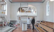  ?? FOTO: DAGMAR HUB ?? Johannes Riggenmann und Katja Baumann in der sanierten St. Jakobskirc­he in Burlafinge­n.