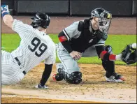  ?? Frank Franklin II The Associated Press ?? Aaron Judge scores the winning run past White Sox catcher Yasmani Grandal in the ninth inning of the Yankees’ 2-1 victory Friday.