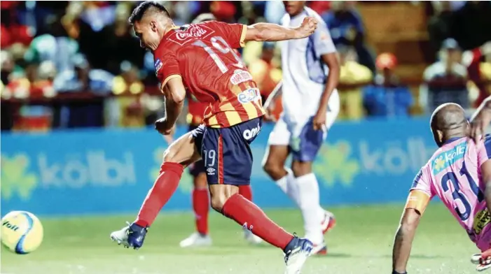  ?? RAFAEL PACHECO ?? Jairo Arrieta se ha convertido en el sinónimo del gol en el Herediano. El delantero ha contribuid­o con importante­s anotacione­s. Ahora tendrá la oportunida­d de destacar en el certamen regional de la Concacaf, en el cual los florenses ya aseguraron su...