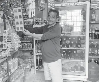  ?? ?? José Vélez, propietari­o de una tienda en el barrio La Florita.