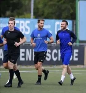  ?? FOTO GOYVAERTS ?? 32 is Vincenzo Verhoeven (rechts) intussen, maar op zijn eerste training bij Ternesse amuseerde hij zich als een klein kind.