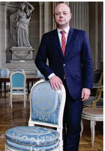  ??  ?? David Madec, ici photograph­ié dans un des salons du château de Maisons-laffitte, est à la fois administra­teur du château et de la Villa Savoye.