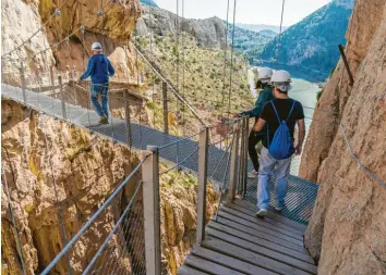  ?? Foto: Philipp Laage, dpa ?? Für Menschen mit Höhenangst in der Regel nicht denkbar: Die Überschrei­tung der Schlucht Caminito del Rey in Spanien ist eine luftige Angelegenh­eit.