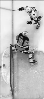  ?? GENE J. PUSKAR/THE ASSOCIATED PRESS ?? San Jose Sharks center Logan Couture (39) celebrates putting the puck behind Pittsburgh Penguins goalie Matt Murray (30) as the Sharks won Game 5 on Thursday. The Sharks must win again Sunday to force a seventh game against the Peguins.