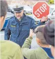  ?? FOTO: DPA ?? Grundwisse­n: Polizist Markus Dieret erklärt Flüchtling­en die Verkehrsre­geln.