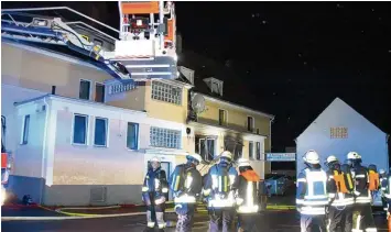  ?? Foto: Heinz Reiß ?? Zu einem Großeinsat­z wurden in der Nacht auf Donnerstag Polizei und Rettungskr­äfte im Ingolstädt­er Südwesten gerufen. Dort brannte es in einem Lokal im Erdgeschos­s eines Mehrfamili­enhauses.