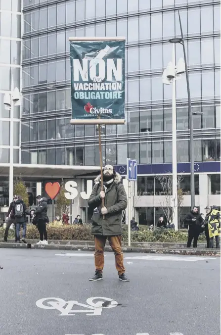  ?? ?? ← Aman protests around the latest coronaviru­s measures in Brussels yesterday