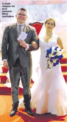  ??  ?? La boda religiosa fue en el santuario María Auxiliador­a.