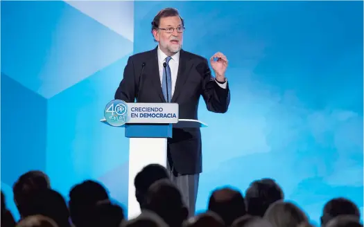  ?? PHOTO AFP ?? Le chef du gouverneme­nt espagnol, Mariano Rajoy, a prononcé un discours hier soir au siège du Parti populaire, à Barcelone.