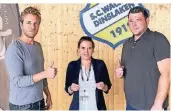  ?? FOTO: WACKER ?? Christoph Elspass (links) und Wacker-vorsitzend­er Sebastian Herms übergaben eine Spende über 300 Euro an Natalie Broll vom Friedensdo­rf.