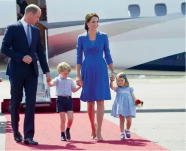  ??  ?? Le couple princier, William et Kate, avec leurs deux enfants, George et Charlotte. Un nouveau bébé est attendu pour le mois d’avril.