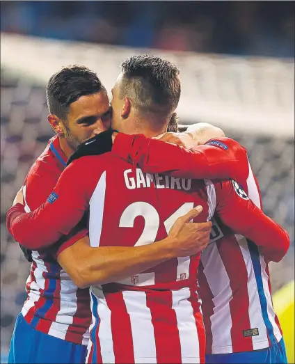  ?? FOTO: J.A. SIRVENT ?? El Atlético celebrando el primer gol ante el PSV Los rojiblanco­s se reencontra­ron con el gol en la Champions