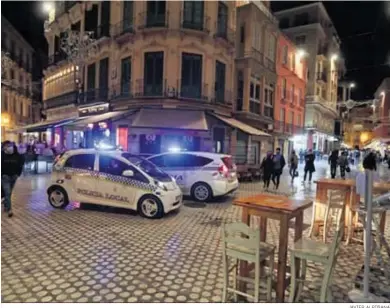  ?? JAVIER ALBIÑANA ?? Varios vehículos policiales en el centro de Málaga.