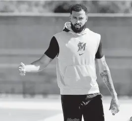  ?? AL DIAZ adiaz@miamiheral­d.com ?? Marlins pitcher Sandy Alcantara, here at a spring training workout on Feb. 15 in Jupiter, threw from about 40 feet away to bullpen coordinato­r Rob Flippo on Saturday.